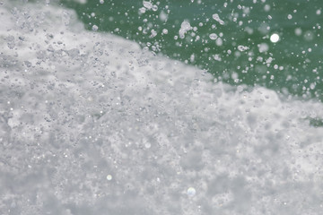 olas formadas por una lancha en el caribe