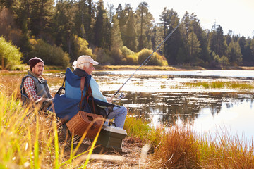 Père et fils adulte pêche au bord du lac, Big Bear, Californie