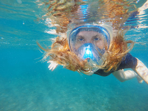 Diving girl in full face mask