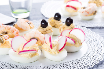 Uova  di gallina  sode ripiene  con farciture diverse