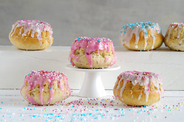 mini gugelhupf mit glasur und zuckerstreuseln