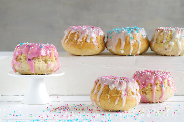 mini gugelhupf mit glasur und zuckerstreuseln