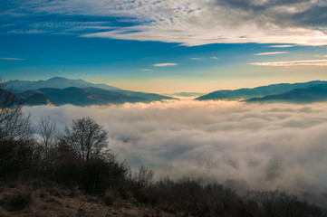 Obraz premium Rural landscape with low clouds