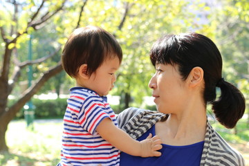 見つめ合う親子
