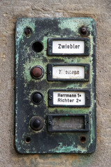 Altes Klingelschild mit Grünspan und Namen, Untermieter