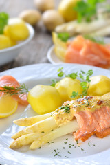 Überbackener weißer Spargel mit Räucherlachs und Hollandaise-Käse-Soße - Gratinated white...