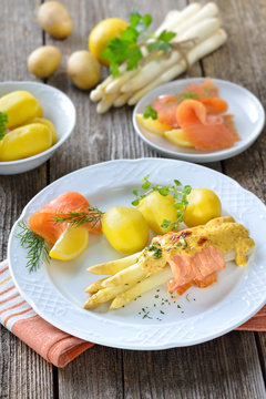 Überbackener weißer Spargel mit Räucherlachs und Hollandaise-Käse-Soße - Gratinated white asparagus with smoked salmon and cheese sauce