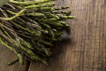 Mazzo di Asparagi selvatici sardi su tavolo di legno
