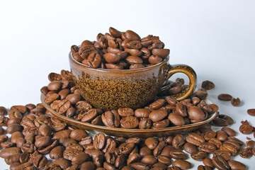 Fototapeta premium Close up coffee cup and beans on a white background