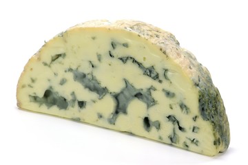 französicher Blauschimmelkäse isoliert auf weißem Hintergrund