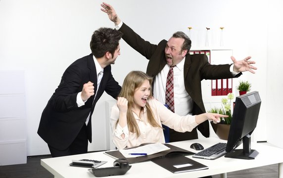 Arbeitskollegen freuen sich &uuml;ber Erfolg