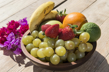 Cuenco con fruta ecológica 