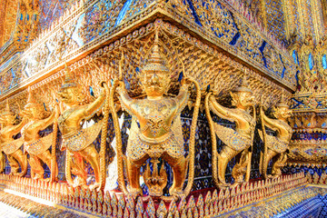 Obraz premium Golden statue inside public royal temple