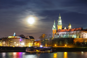 Obraz premium Full moon over Wawel Castle in the night in Krakow, Poland