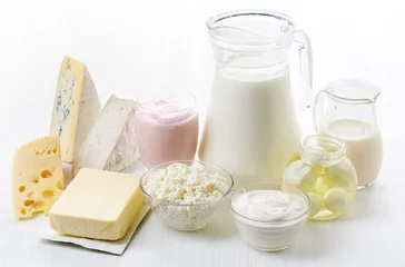 Abwaschbare Fototapete Milchprodukte Verschiedene frische Milchprodukte