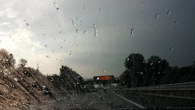 Guidando sotto la pioggia