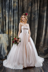 Obraz na płótnie Canvas pretty bride in wedding dress and flowers in hair
