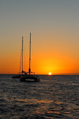 Segelkatamaran im Sonnenuntergang in der Karibik