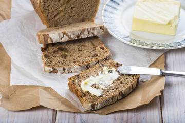 Pan de molde de trigo y centeno tipo alemán para tomar con mantequilla