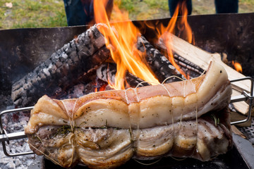 Girarrosto con pezzo di carne  in cottura sul barbecue