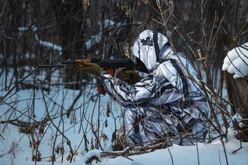 Obraz premium Soldier with the russian machine gun in snow