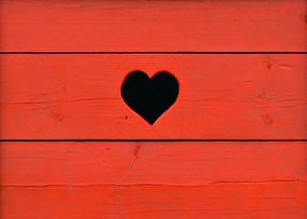 Cœur sur fond bois peint en rouge