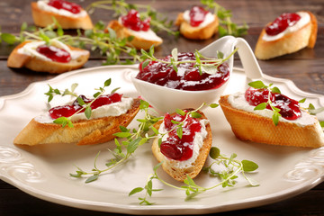 Toast with cottage cheese and cranberry jam