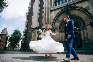 Obraz premium Happy romantic young couple celebrating their marriage. Wedding day, dance