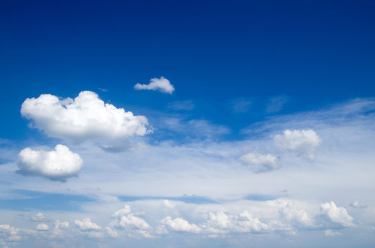 Fototapeta Fototapeta Niebieskie niebo z białymi chmurami na zamówienie