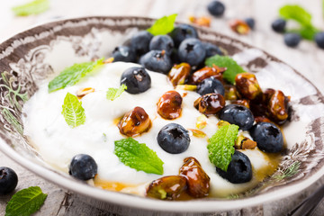 Quark with blueberries, pistachios and mint
