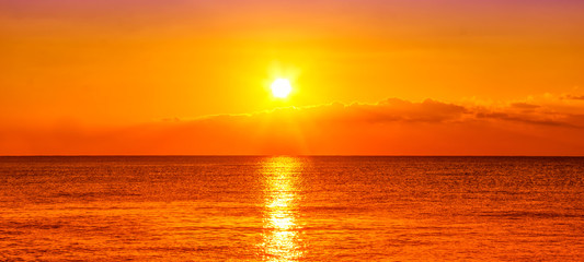 Oceaan en zonsondergang