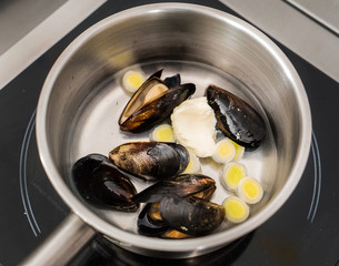 sea mussels in a pot