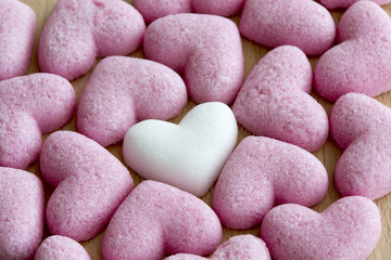 Obraz na płótnie Canvas Cuore di zucchero bianco tra cuori rosa