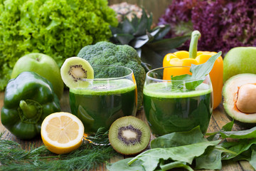     Detoxing smoothies made from spinach and various fruit and green vegetables