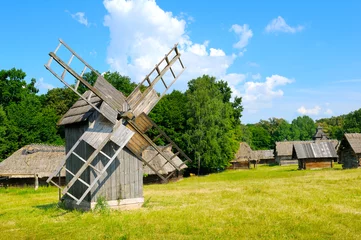 Foto op Plexiglas Molens oude houten windmolen in een veld