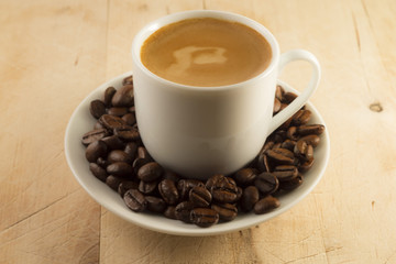 Kaffee mit Bohnen