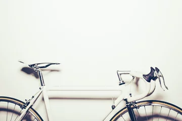 Foto op Canvas Witte vintage fiets op witte achtergrond © diignat