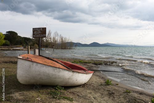 Vecchia barca abbandonata in riva al lago