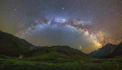 Gordijnen Melkwegboog over bergen © Viktar Malyshchyts