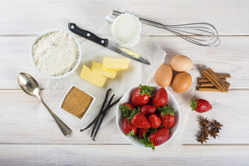 Ingredientes frescos en la cocina de casa para cocinar una tarta de fresas casera