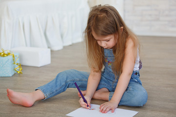 the child draws crayons sitting 