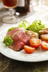 Roastbeef with green salad and vegetables