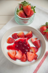 Joghurt mit Müsli und Früchten 