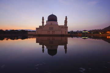Obraz premium Blue hour scene at Kota Kinabalu Mosque, Sabah Borneo, Malaysia.