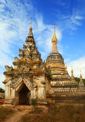 Fototapeta premium Old abandoned pagoda in Bagan