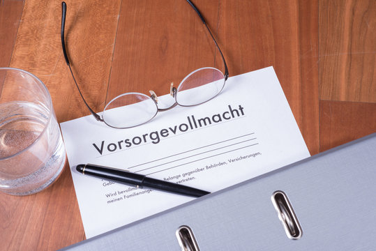 Vorsorgevollmacht mit Brille, F&uuml;ller und Ordner