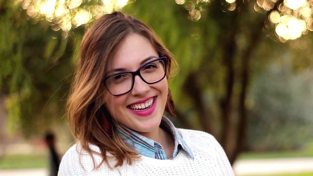 Joven rubia sonriendo 