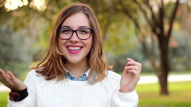 Chica rubia sonriendo y enviando un beso 