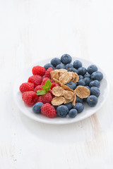 blueberries, raspberries and wholegrain flakes 