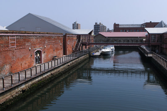 赤レンガ倉庫と運河